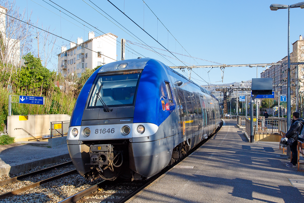 
Der vierteilige Hybrid BGC-AGC-Triebzug (bimode) der SNCF TER Provence-Alpes-Côte d'Azur B 81645 - B 81646  Touloubre  fährt am 26.03.2015 durch den Bahnhof Marseille-Blancarde in Richtung Marseille Saint-Charles.

Die SNCF-Baureihe B 81500 Zweikraftversion des autorail à grande capacité (AGC) des Herstellers Bombardier, sie können sowohl mit Dieselantrieb als auch elektrisch unter 1,5 kV Gleichspannung fahren. Den B 81500 gibt es als dreiteiligen und vierteiligen Zug. Ein Triebzug jeweils zwei angetriebene Enddrehgestelle, die dazwischen liegenden Drehgestelle sind Jakobs-Drehgestelle.

Der Autorail Grande Capacité kurz AGC (deutsch: „Triebwagen mit großer Kapazität“) ist ein Triebzug der von Bombardier in Crespin für die SNCF gebaut wurde. Diesen Zug gibt es als Diesel-, Elektrische- und Hybridvariante, die verschiedene Baureihen des AGC sind:
- die X 76500: Dieselversion, auch als XGC bezeichnet.
- die Z 27500: Elektrische Zweistrom-Version für 1500 V Gleichstrom und 25 kV 50 Hz Wechselstrom, diese Züge werden auch ZGC bezeichnet.
- die B 81500 (wie hier gezeigt): Zweikraftvariante bzw. Hybridvariante mit Dieselantrieb (diesel-elektrisch) und elektrische Version für 1500 V Gleichspannung, auch BGC bezeichnet.
- die B 82500: Hybridvariante und Zweistrom-Version, mit Dieselantrieb (diesel-elektrisch) und elektrische Version für 1500 V Gleichspannung sowie 25 kV 50 Hz Wechselstrom, werden auch BBGC oder BiBi bezeichnet.

Von diesen neuen Züge (erste Inbetriebnahmen ab 2004) wurden 700 Stück durch die SNCF bestellt, im Auftrag der Regionen. Die Modularität des AGC erlaubt es jeder Region den Aufbau des Zuges mitzuentscheiden, unter anderem ob der Zug 3 oder 4 Wagen hat und wie die Inneneinrichtung aufgebaut sein soll.

Technische Daten der Baureihe B 81500:
Spurweite: 1.435 mm (Normalspur)
Gebaute Stückzahl:  185 (59 vierteilige und 126 dreiteilige Züge)
Hersteller:  Bombardier Transportation
Baujahre:  2004 – 2010 (dieser Triebzug 2007)
Achsformel:  Bo'2'2'2'Bo'  (beim Dreiteiler Bo'2'2'Bo')
Länge über Kupplung:  72.800 mm (beim Dreiteiler 57.400 mm)
Höhe:  4.020 mm
Breite:  2.950 mm
Drehgestellachsstand:  2.700 m
Gesamtradstand:  je 16.4 mm
Leergewicht:  163,2 t (beim Dreiteiler 134,9 t)
Höchstgeschwindigkeit:  160 km/h
Traktionsleistung:  1.324 kW
Dauerleistung:  1.900 kW

Dieselmotoren:  
2 Stück MAN V 12-Zylinder wassergekühlter Viertakt-Dieselmotor mit Abgasturboaufladung und Ladeluftkühlung vom Typ MAN D2842 LE 606
Daten eines Motors:
Hubraum: 21,9 Liter
Leistung: 662 kW (900 PS)
Maximales Drehmoment: 3.300 Nm
Drehzahl: 2.100 U/min

Leistungsübertragung:  elektrisch
Tankinhalt:  2 × 1500 l
Stromsystem:  1,5 kV =
Stromübertragung:  Oberleitung
Anzahl der Fahrmotoren:  4 Asynchronmotoren
Antrieb:  Diesel-elektrisch / Elektrisch
Kupplungstyp:  Scharfenbergkupplung
Sitzplätze:  174 (beim Dreiteiler 133)
Niederfluranteil:  60 %

Nachdem Bombardier und das rumänische Unternehmen Remarul 16 Februarie einen Vertrag im November 2010 unterzeichnet haben, wird der AGC unter Lizenz auch in Cluj, in Rumänien gebaut werden, um ihn in Zukunft den Eisenbahnverkehrsunternehmen in Rumänien, Bulgarien, Griechenland, Kroatien, Bosnien und Serbien anzubieten.
