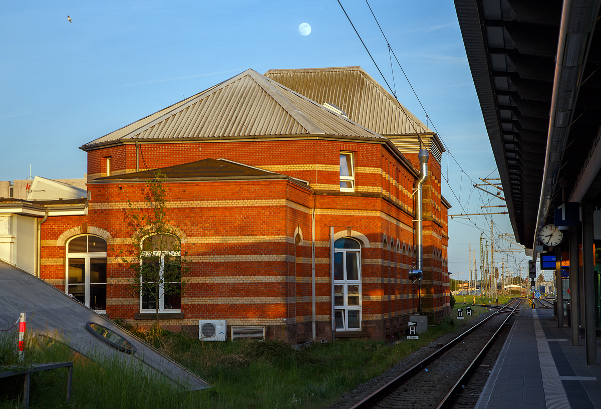 Der volle Mond steht am 14.05.2022 �ber dem Empfangsgeb�ude vom Hauptbahnhof Rostock.