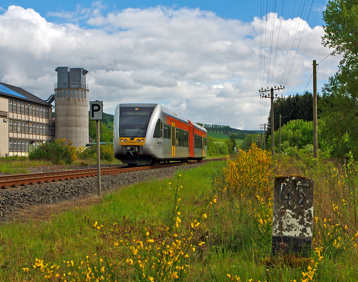 
Der VT 101 der vectus Verkehrsgesellschaft mbH, ein Stadler GTW 2/6, erreicht gleich (am 12.05.2014) den Bahnhof Unnau-Korb, an der Oberwesterwaldbahn (KBS 461) bei km 45,0. Er fährt als RB 28  Oberwesterwaldbahn   die Verbindung Westerburg - Hachenburg - Altenkirchen - Au/Sieg (Umlauf VEC 25758). 

Der GTW hat die NVR-Nummern 95 80 0946 401-6 D-HEB / 95 80 0646 401-9 D-HEB / 95 80 0946 901-5 D-HEB. Der Triebwagen wurde 1999 bei DWA, Bautzen (Deutsche Waggonbau AG, heute Bombardier Transportation) unter der Fabriknummer 508/001 für die Hessische Landesbahn (HLB) gebaut und als VT 508 001 geliefert. Er ist Eigentum HLB, sie hat ihn an die vectus vermietet. Er hat die EBA-Nummer EBA 97T03Q 001.
