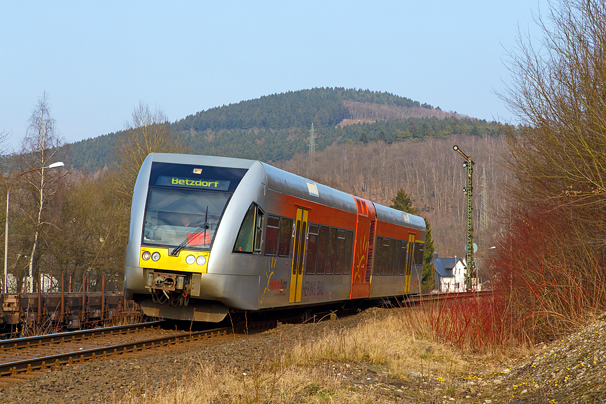 
Der VT 118 (95 80 0946 418-0 D-HEB / 95 80 0646 418-3 D-HEB / 95 80 0946 918-9 D-HEB) ein Stadler GTW 2/6 der Hellertalbahn f�hrt am 16.03.2015 als RB 96  Hellertal-Bahn  (Neunkirchen - Herdorf - Betzdorf), hier kurz hinter dem Einfahrtsignal Herdorf. 

Dieser Triebwagen wurde 1999 bei DWA, Bautzen (Deutsche Waggonbau AG, heute Bombardier Transportation) unter der Fabriknummer 525/003 f�r die Hessische Landesbahn (HLB) gebaut, dessen Eigentum er auch ist und ihn an die Hellertalbahn vermietet hat. Die Hellertalbahn hat 3 dieser GTW 2/6 im Einsatz.

Nochmal einen Gru� an den freundlichen Triebfahrzeugf�hrer.