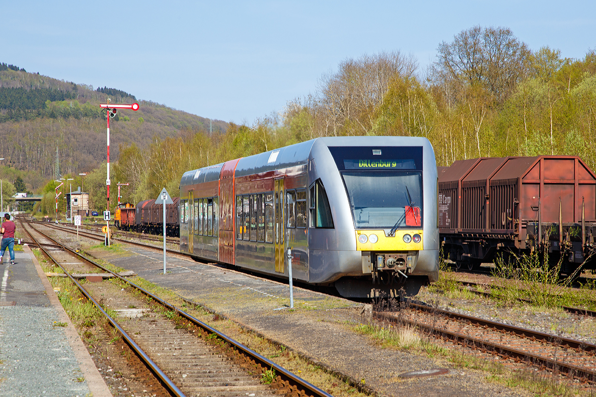 
Der VT 118 (95 80 0946 418-0 D-HEB / 95 80 0646 418-3 d-HEB / 95 80 0946 918-9 D-HEB) ein Stadler GTW 2/6 der Hellertalbahn fährt am 24.04.2015 als RB 96  Hellertal-Bahn  (Betzdorf-Herdorf-Haiger-Dillenburg) , Umlauf HTB90425, vom Bahnhof Herdorf weiter in Richtung Dillenburg. Recht (auf Gleis 4) wartet ein Übergabegüterzug der KSW auf die freie Strecke zwischen Herdorf und Betzdorf/Sieg.