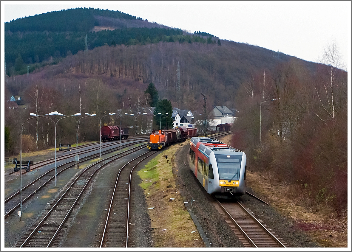 Der VT 123 der vectus Verkehrsgesellschaft mbH, ein Stadler GTW 2/6, fährt am 10.02.2014 als Hellertalbahn, hier kurz hinter dem Einfahrtsignal Herdorf.  Er fährt als RB 96  Hellertalbahn  Neunkirchen-Herdorf-Betzdorf.
 
Links auf dem Rangierbahnhof der KSW die Lok 42 der KSW, sie ist gebreit zur Übergabefahrt nach Kreuztal, via Betzdorf und Siegen.