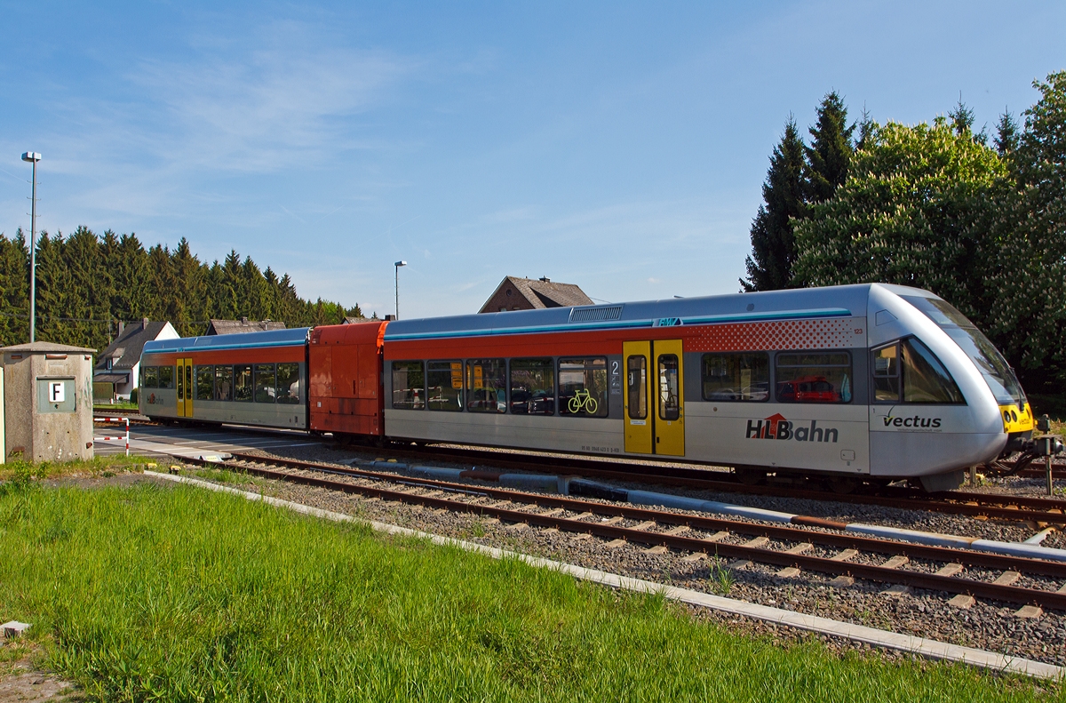 
Der VT 123 der vectus Verkehrsgesellschaft mbH, ein Stadler GTW 2/6, fährt am 05.05.2013 als RB 28  Oberwesterwald-Bahn  die Verbindung  Au/Sieg - Altenkirchen - Hachenburg - Westerburg - Limburg/Lahn, auf der KBS 461 (Oberwesterwaldbahn), hier hat er gerade den Bf Langenhahn verlassen und fährt weiter in Richtung Westerburg.