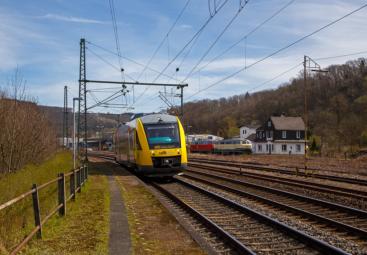 Der VT 205 Abp (95 80 0640 105-2 D-HEB), in Alstom Coradia LINT 27 der HLB (Hessische Landesbahn) erreicht am 12.04.2022, als RB 90  Westerwald-Sieg-Bahn  (Siegen - Betzdorf/Sieg - Au/Sieg - Altenkirchen – Westerburg – Limburg/Lahn), nun den Bf Scheuerfeld (Sieg).

Hinten beim Kleinbahnhof der WEBA (Westerwaldbahn) sind die 215 082-9 der Aggerbahn (Andreas Voll e.K., Wiehl), eigentlich 225 082-7 (92 80 1225 082-7 D-AVOLL) und dahinter 218 191-5 (92 80 1218 191-5 D-MZE) der MZE - Manuel Zimmermann Eisenbahndienstleistungen abgestellt.

Der LINT 27 wurde 2004 von Alstom (ex LHB) in Salzgitter-Watenstedt unter der Fabriknummer 1187-005 gebaut und als VT 205 an die vectus Verkehrsgesellschaft mbH geliefert. Mit dem Fahrplanwechsel zum Dezember 2014 wurden alle Fahrzeuge der vectus von der HLB übernommen.
