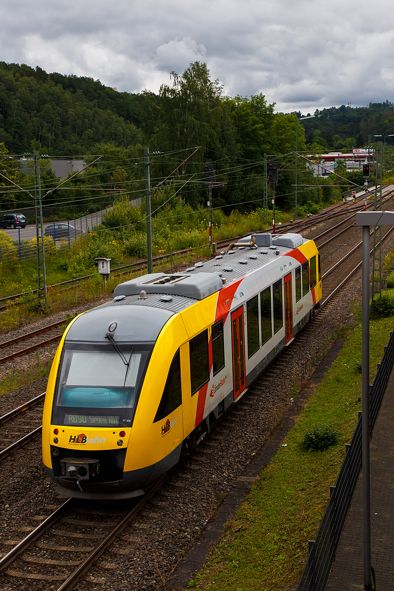 Der VT 208 (95 80 0640 108-6 D-HLB), ein Alstom Coradia LINT 27 der HLB, ex vectus VT 208, fährt am 25.08.2019, als RB 90  Westerwald-Sieg-Bahn  (Altenkirchen- Au - Betzdorf - Siegen) den Bahnhof Wissen an der Sieg. Aufgenommen vom Parkdeck des Bahnhofes Wissen (Sieg).

Der Alstom Coradia LINT 27 wurde 2004 von Alstom (LHB) in Salzgitter unter der Fabriknummer 1187-008 für die vectus Verkehrsgesellschaft mbH gebaut, mit dem Fahrplanwechsel am 14.12.2014 wurden alle Fahrzeuge der vectus nun Eigentum der HLB.
