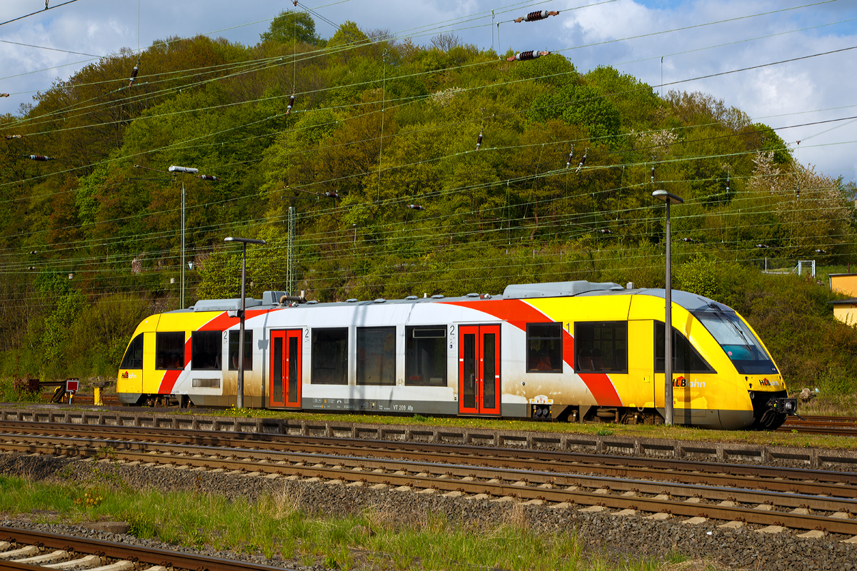 
Der VT 209 ABp (95 80 0640 109-4 D-HEB) ein Alstom Coradia LINT 27 der HLB (Hessische Landesbahn) ist am 01.05.2015 in Dillenburg abgestellt. 

Der Alstom Coradia LINT 27 wurde 2004 von Alstom (vormals Linke-Hofmann-Busch GmbH (LHB) in Salzgitter unter der Fabriknummer 1187-009 gebaut und an die vectus Verkehrsgesellschaft mbH, mit dem Fahrplanwechsel am 14.12.2014 wurden alle Fahrzeuge der vectus nun Eigentum der HLB.