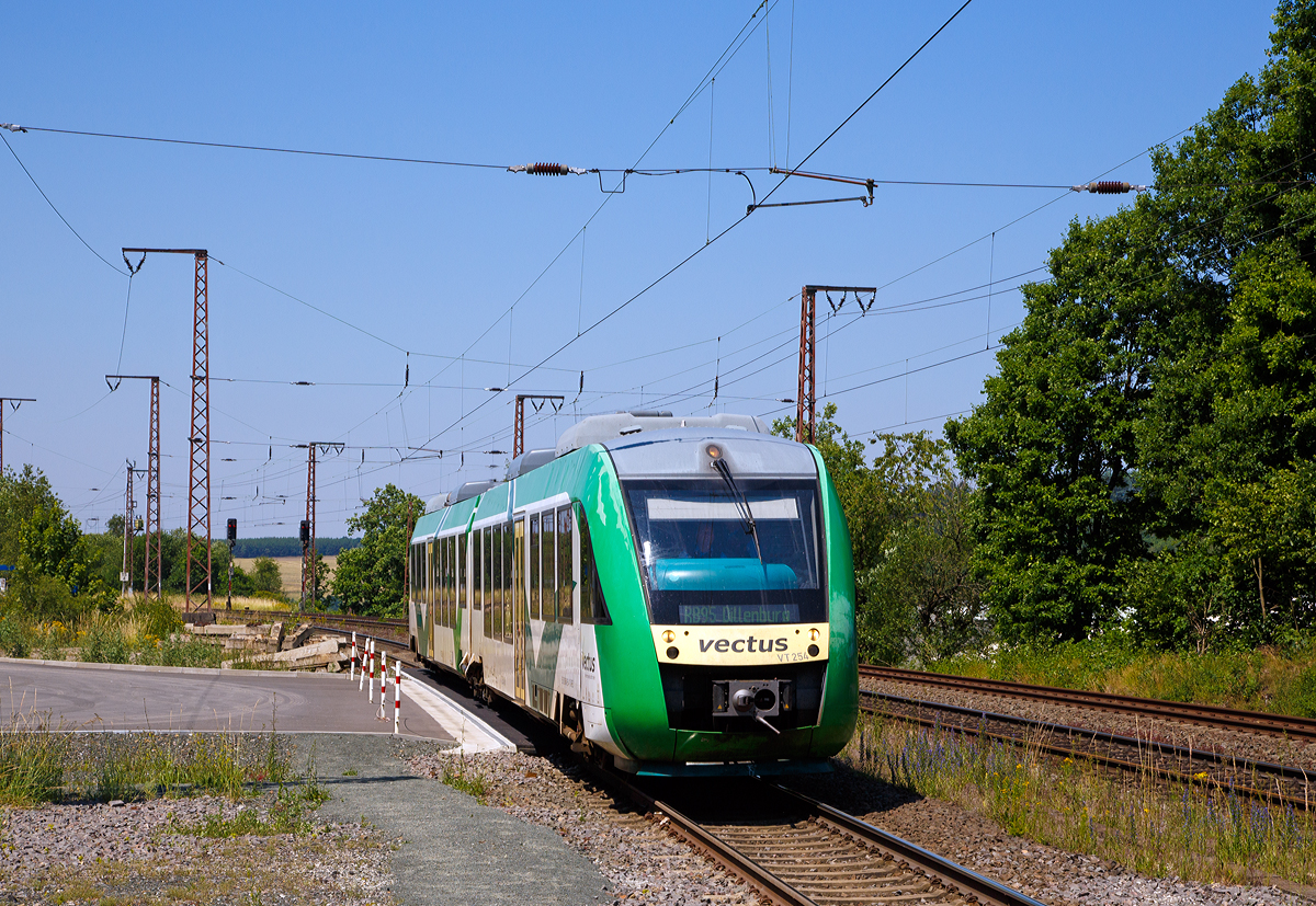 
Der VT 254  (95 80 0648 154-2 D-HEB / 95 80 0648 654-1 D-HEB) ein Alstom Coradia LINT 41 der HLB (Hessische Landesbahn), ex Vectus VT 254, hier auch noch in der vetus-Farbgebung, erreicht man 02.07.2015 den Hp Rudersdorf/Kr Siegen (Wilnsdorf-Rudersdorf). Er fährt hier als RB 95  Sieg-Dill.Bahn  Au/Sieg - Siegen - Dillenburg.
