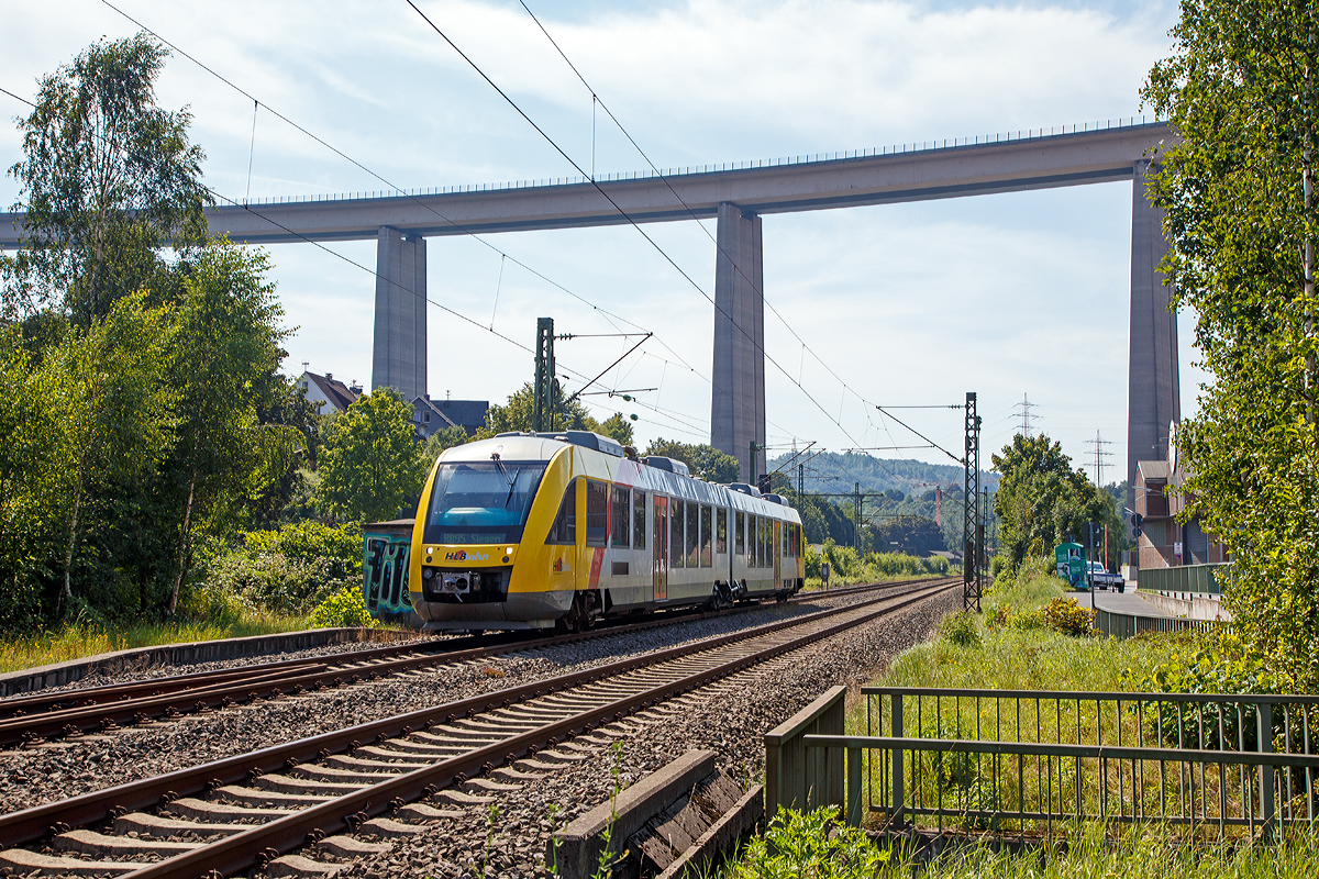 
Der VT 256 ein Alstom Coradia LINT 41 der HLB (Hessische Landesbahn) fährt am 23.08.2015, als RB 95  Sieg-Dill.Bahn  Au/Sieg - Siegen, von Eiserfeld weiter in Richtung Siegen. 