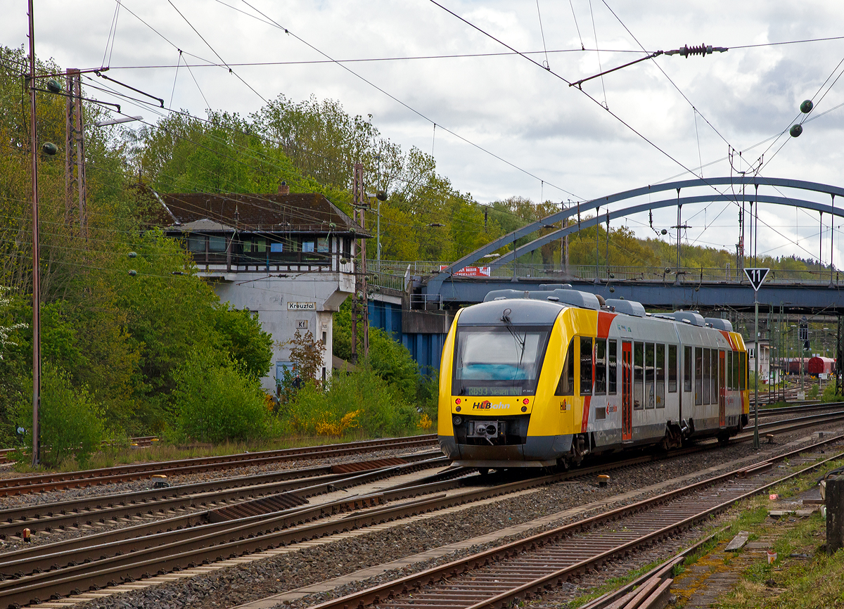 
Der VT 260 ( 95 80 0648 160-9 D-HEB / 95 80 0648 660-8 D-HEB) ein Alstom Coradia LINT 41 der HLB (Hessische Landesbahn), ex Vectus VT 260, verlässt am 01.05.2020, als RB 93  Rothaarbahn  (Bad Berleburg - Kreuztal - Siegen Hbf - Betzdorf), Kreuztal in Richtung Siegen. 