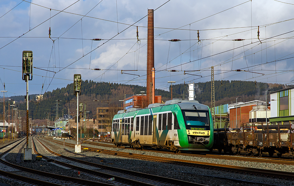 
Der VT 260 (95 80 0648 160-9 D-HEB / 95 80 0648 660-8 D-HEB) ein Alstom Coradia LINT 41 der HLB (Hessische Landesbahn), ex Vectus VT 260 (noch im vectus-Outfit), hier am 21.02.2015 kurz vor der Einfahrt in den Bahnhof Siegen-Geisweid. 

Er fährt als DreiLänderBahn RB 93  Rothaarbahn  (Siegen Hbf - Kreuztal - Bad Berleburg).
