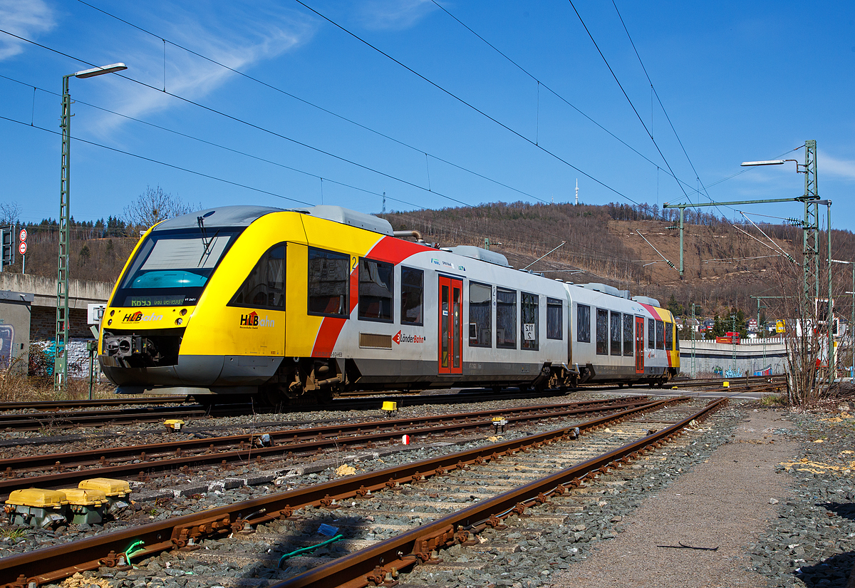 Der VT 260 (95 80 0648 160-9 D-HEB / 95 80 0648 660-8 D-HEB), ein Alstom Coradia LINT 41 der HLB (Hessische Landesbahn), hat am 29.03.2021 gerade den Bahnhof  Niederschelden (eigentlich Niederschelderhütte) verlassen und fährt als RB93  Rothaarbahn  (Betzdorf - Siegen - Kreuztal - Bad Berleburg) weiter in Richtung Siegen. Nächster Halt ist Niederschelden Nord.