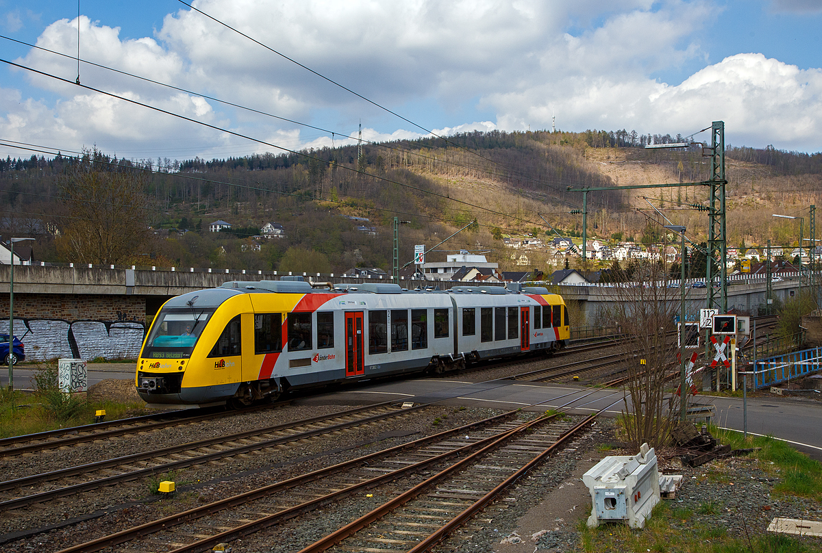 Der VT 260 (95 80 0648 160-9 D-HEB / 95 80 0648 660-8 D-HEB), ein Alstom Coradia LINT 41 der HLB (Hessische Landesbahn), erreicht am 14.04.2022, als RB 93 Rothaarbahn (Bad Berleburg - Kreuztal - Siegen Hbf - Betzdorf), den Bahnhof Niederschelden. 

Der Bahnhof heißt DB mäßig Niederschelden, es müsste aber eigentlich Niederschelderhütte heißen. Der Triebzug hat hier gerade die Sieg überfahren und somit auch die Landesgrenze zwischen NRW (Nordrhein-Westfalen) und RLP (Rheinland-Pfalz). Niederschelden gehört zum Kreis Siegen-Wittgenstein und Muderbach-Niederschelderhütte zum Landkreis Altenkirchen.
