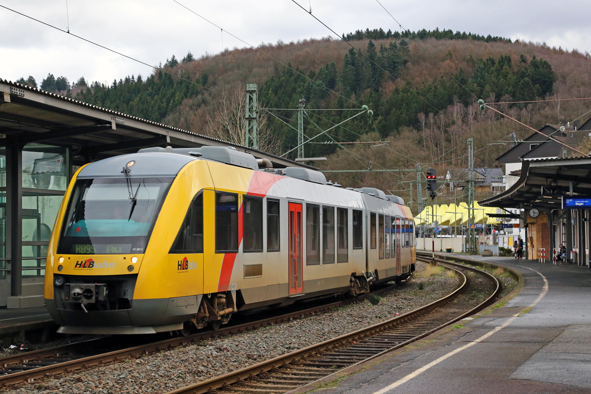 
Der VT 267 ( 95 80 0648 167-4 D-HEB / 95 80 0648 667-3 D-HEB) ein Alstom Coradia LINT 41 der HLB Hessenbahn GmbH fährt am 10.01.2015 als RB 95  Sieg-Dill-Bahn   Dillenburg - Siegen - Au/Sieg in den Bahnhof Betzdorf/Sieg ein.

Der Alstom Coradia LINT 41 wurde 2004 von Alstom (LHB) in Salzgitter unter der Fabriknummer 1188-017 für die vectus Verkehrsgesellschaft mbH gebaut, mit dem Fahrplanwechsel am 14.12.2014 wurden alle Fahrzeuge der vectus nun zum Eigentum der HLB.