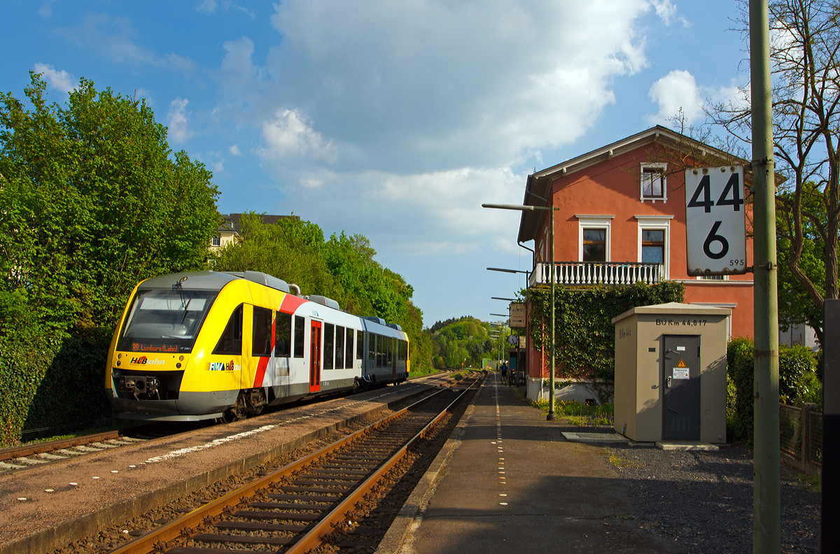 
Der VT 286 (95 80 0648 026-2 D-HEB / 95 80 0648 526-1 D-HEB) ein LINT 41 der HLB (Hessische Landesbahn) fährt am 05.05.2013 vom Bahnhof Runkel,als RB 25   Lahntalbahn  weiter nach Limburg/Lahn .