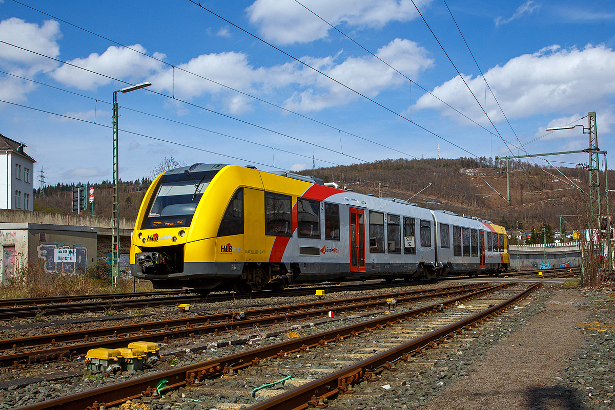 Der VT 502 (95 80 1648 102-9 D-HEB / 95 80 1648 602-8 D-HEB), ein Alstom Coradia LINT 41 der neuen Generation / neue Kopfform, der HLB (Hessische Landesbahn GmbH) fährt am 09.04.2021, RB 90  Westerwald-Sieg-Bahn  (Altenkirchen- Au - Betzdorf - Siegen), von Niederschelden weiter in Richtung Siegen, nächster Halt Niederschelden Nord. Hier passiert er gerade den Bü 343 (Km 112,183).