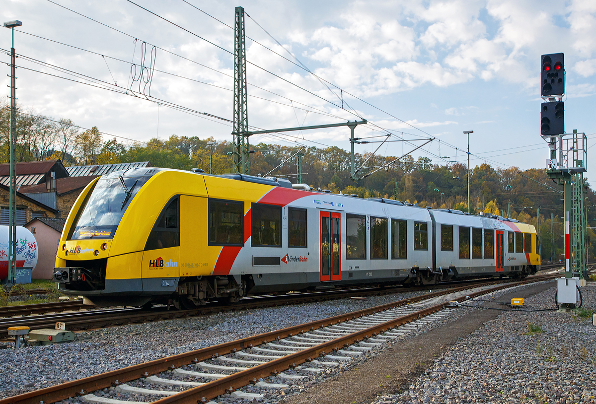 
Der VT 503 (95 80 1648 103-7 D-HEB / 95 80 1648 603-6 D-HEB) der HLB (Hessische Landesbahn GmbH), ein Alstom Coradia LINT 41 der neuen Generation, fährt Betzdorf/Sieg am 04.11.17 aus der Abstellung in den Bahnhof und wird als RB 93  Rothaarbahn  (Betzdorf - Siegen - Kreuztal - Bad Berleburg).