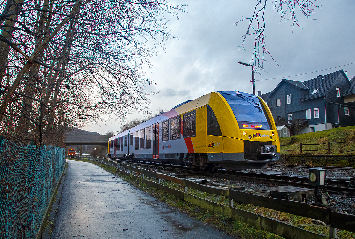 Der VT 503 (95 80 1648 103-7 D-HEB / 95 80 1648 603-6 D-HEB) der HLB (Hessische Landesbahn GmbH), ein Alstom Coradia LINT 41 der neuen Generation, erreicht am 29.01.2021, als RB 96  Hellertalbahn , bald den Bahnhof Herdorf. 

Einen lieben Gruß an den netten Tf zurück.