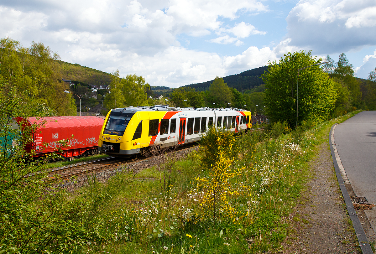 
Der VT 504 (95 80 1648 104-5 D-HEB / 95 80 1648 604-4 D-HEB) ein Alstom Coradia LINT 41 der neuen Generation / neue Kopfform der HLB (Hessische Landesbahn GmbH) fährt am 14.05.2017, als RB 96  Hellertalbahn  (Dillenburg - Haiger - Neunkirchen - Herdorf - Betzdorf), und erreicht bald den Bahnhof Herdorf.