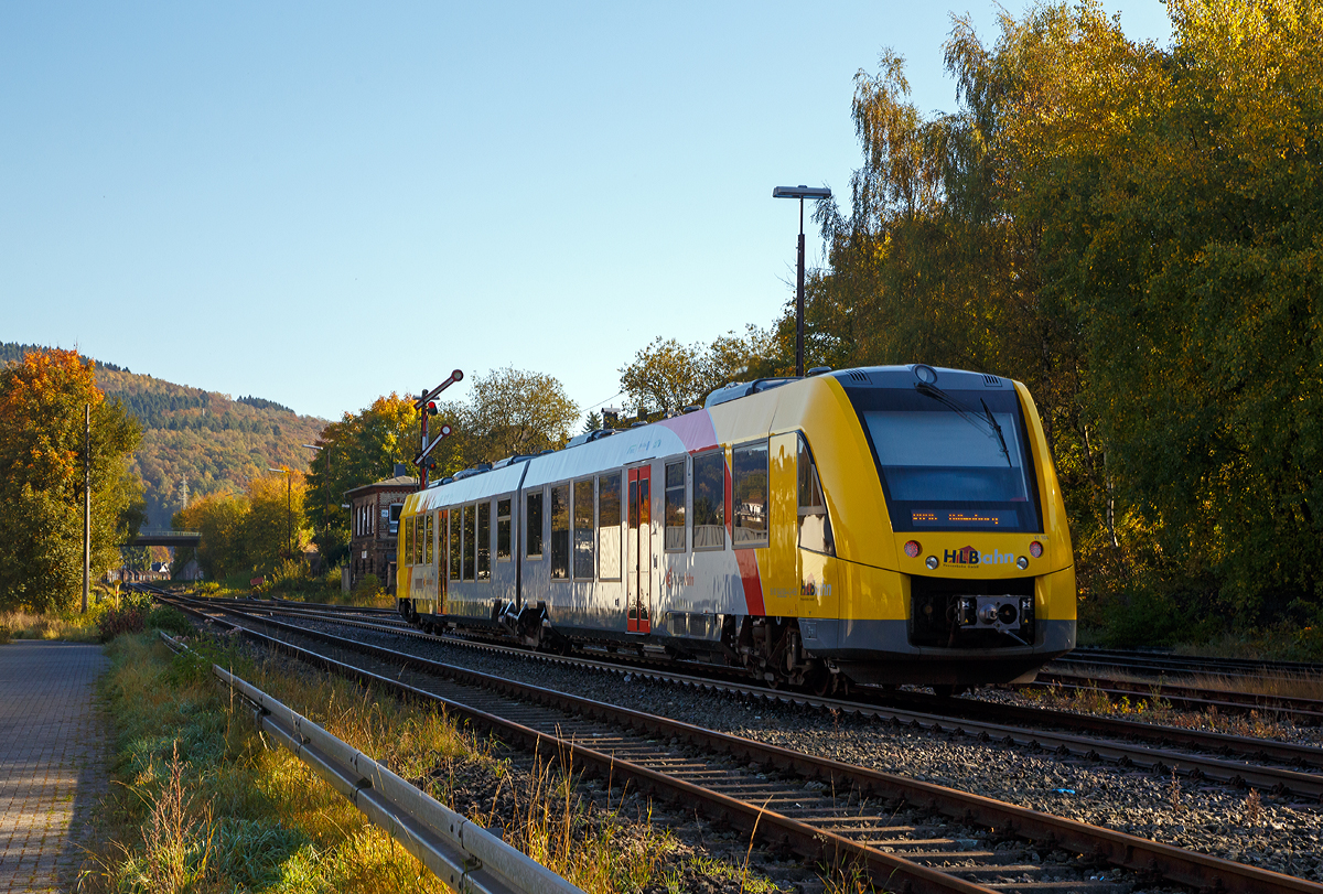 
Der VT 504 (95 80 1648 104-5 D-HEB / 95 80 1648 604-4 D-HEB) ein Alstom Coradia LINT 41 der neuen Generation / neue Kopfform der HLB (Hessische Landesbahn GmbH), hat am 15.10.2017, als RB 96  Hellertalbahn  (Betzdorf - Herdorf - Neunkirchen - Haiger - Dillenburg), den Bahnhof Herdorf verlassen, hat Hp 2 (Langsamfahrt) und passiert gleich das zweite Herdorfer Stellwerk (Herdorf Ost - Ho).