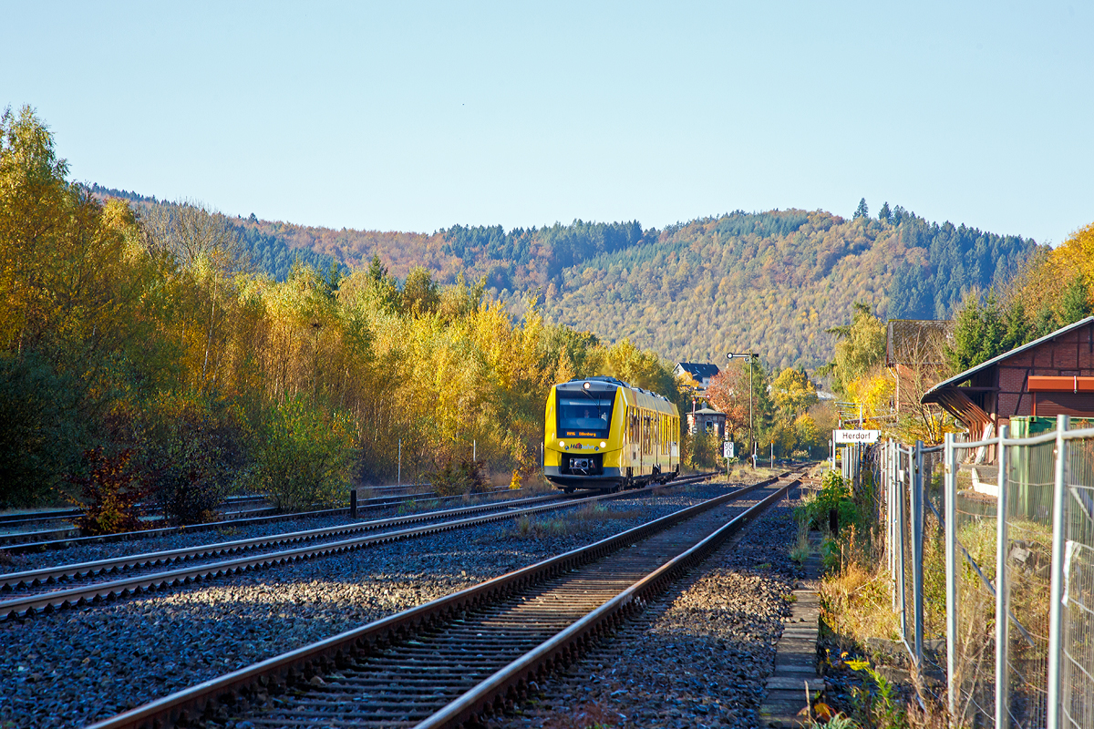 
Der VT 504 (95 80 1648 104-5 D-HEB / 95 80 1648 604-4 D-HEB) ein Alstom Coradia LINT 41 der neuen Generation / neue Kopfform der HLB (Hessische Landesbahn GmbH), verlässt am 15.10.2017, als RB 96  Hellertalbahn  (Betzdorf - Herdorf - Neunkirchen - Haiger - Dillenburg), den Bahnhof Herdorf in Richtung Dillenburg.