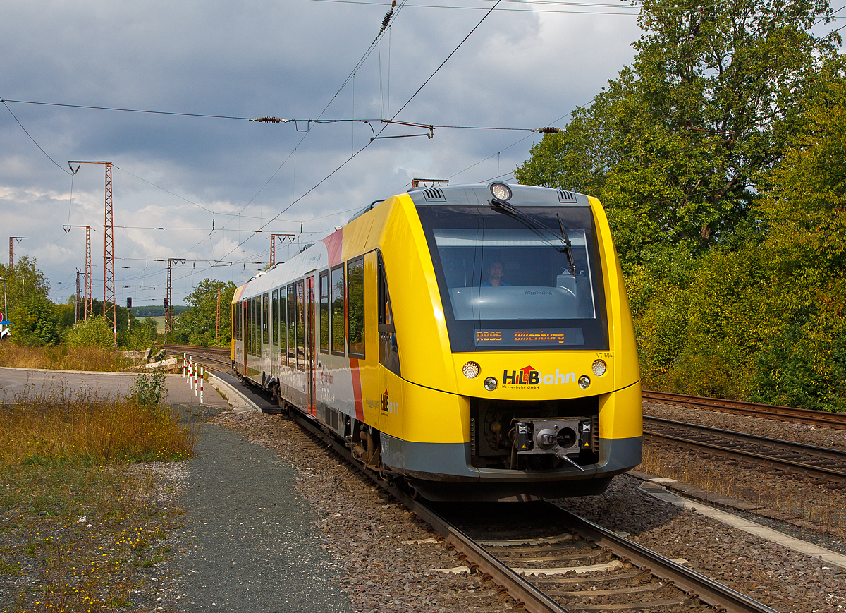 
Der VT 504 (95 80 1648 104-5 D-HEB / 95 80 1648 604-4 D-HEB) ein Alstom Coradia LINT 41 der neuen Generation / neue Kopfform der HLB (Hessische Landesbahn GmbH), erreicht am 30.08.2018, als RB 95  Sieg-Dill-Bahn  Siegen - Dillenburg, nun den Hp Wilnsdorf-Rudersdorf bzw. Rudersdorf (Kr. Siegen).

Hinweis: Aufnahme vom Bahnsteig.
