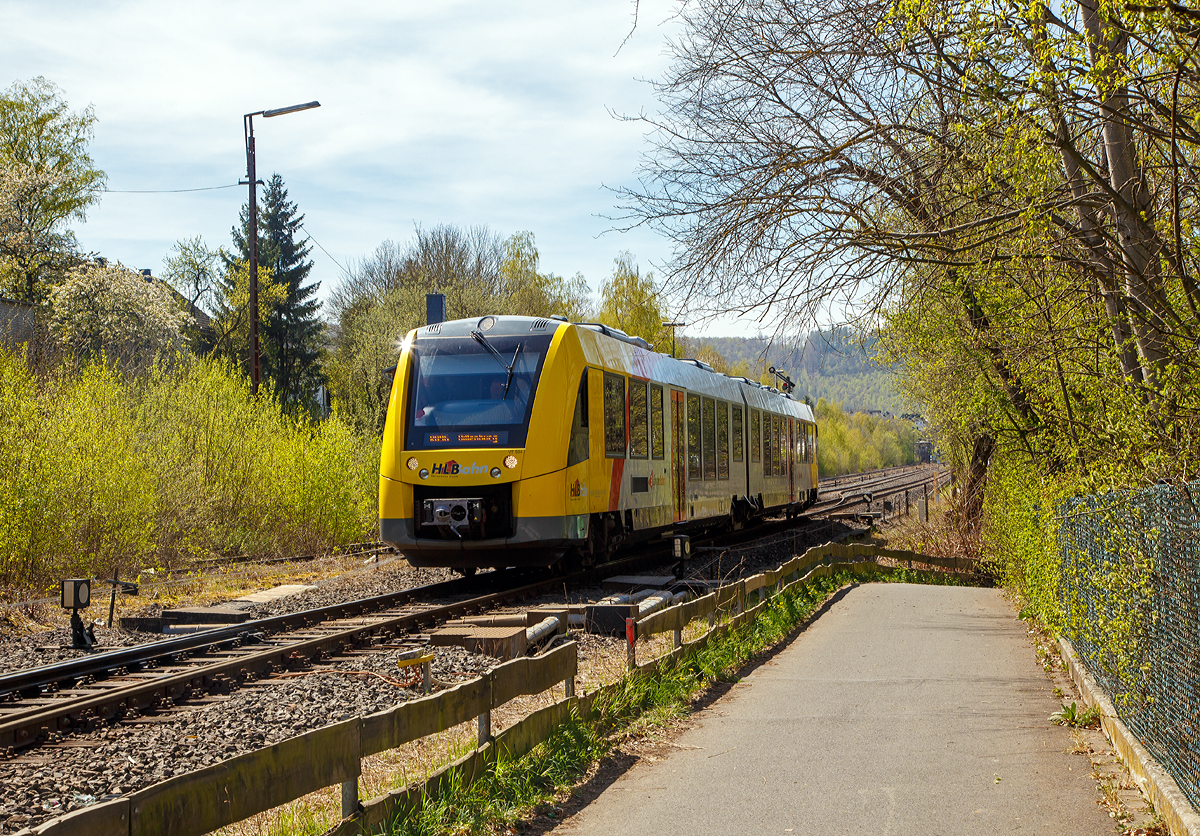 
Der VT 504 (95 80 1648 104-5 D-HEB / 95 80 1648 604-4 D-HEB), ein Alstom Coradia LINT 41 der neuen Generation / neue Kopfform der HLB (Hessische Landesbahn GmbH), verlässt am 15.04.2020, als RB 96  Hellertalbahn  (Betzdorf - Herdorf - Neunkirchen - Haiger - Dillenburg), den Bahnhof Herdorf. Hier passiert er das Weichenwärter-Stellwerk Ho (Herdorf Ost).