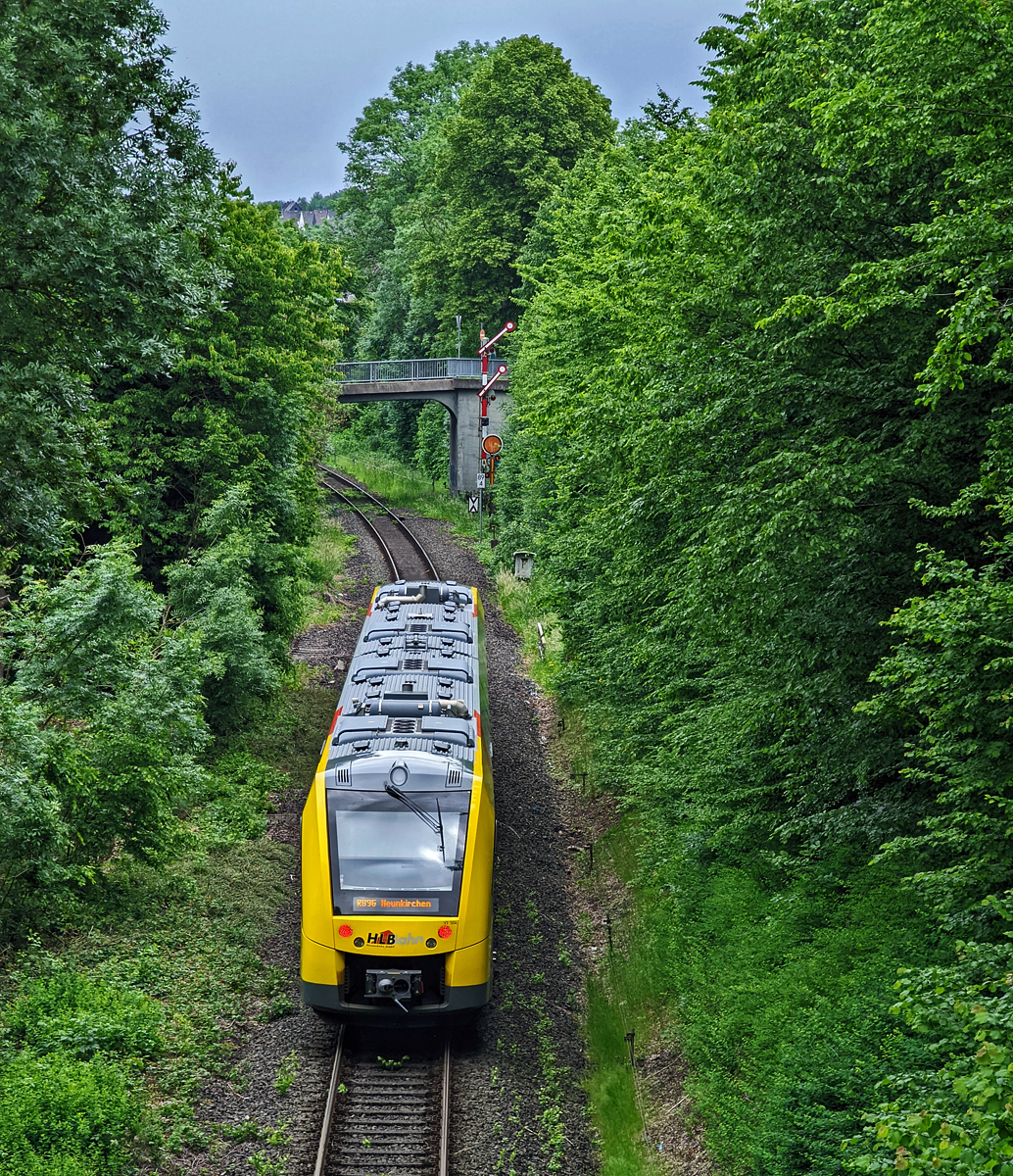 Der VT 504 (95 80 1648 104-5 D-HEB / 95 80 1648 604-4 D-HEB) ein Alstom Coradia LINT 41 der neuen Generation der HLB (Hessische Landesbahn GmbH) erreicht am 29.05.2022, als RB 96  Hellertalbahn“ (Betzdorf – Herdorf – Neunkirchen) bald den Bahnhof Herdorf. 