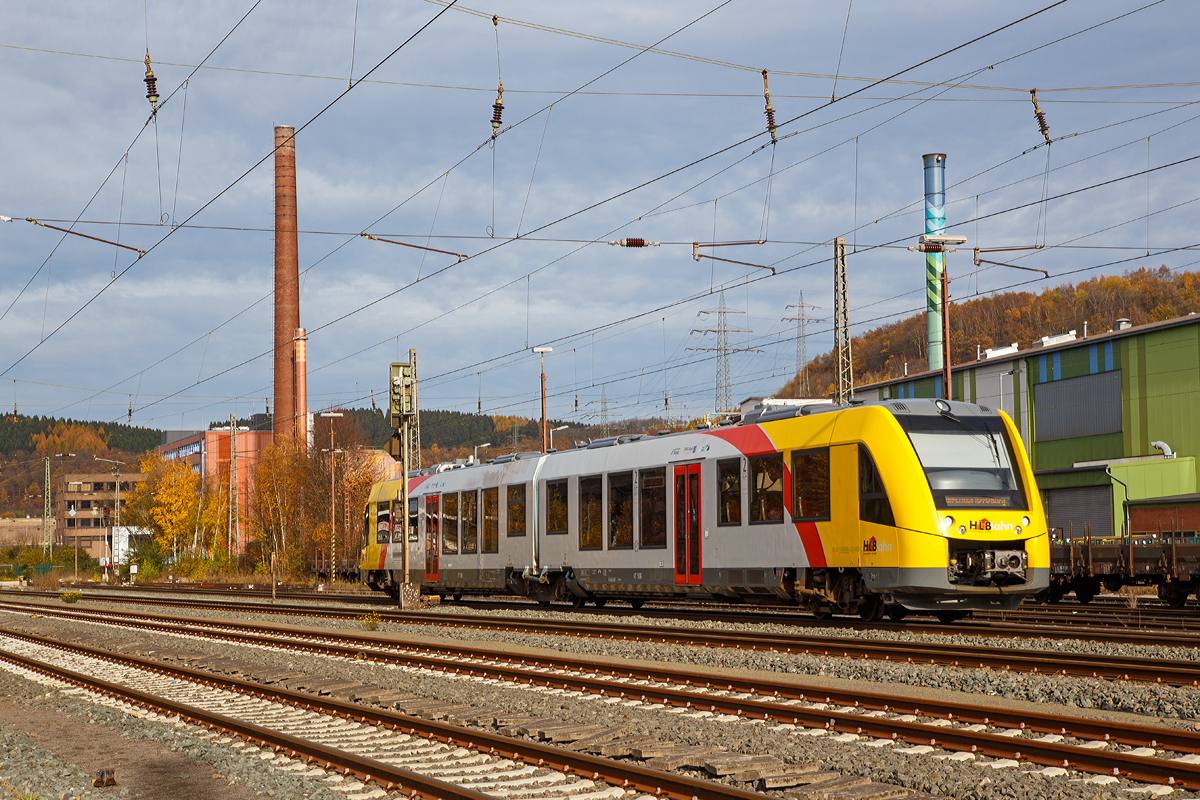 
Der VT 506 (95 80 1648 106-0 D-HEB / 95 80 1648 606-9 D-HEB), ein nagelneuer Alstom Coradia LINT 41 der HLB (Hessische Landesbahn GmbH), fährt am 08.11.2015 als RB 93  Rothaarbahn  (Siegen - Kreuztal - Bad Berleburg), hier erreicht er bald den Bahnhof Siegen-Geisweid. 

Der LINT 41 wurde im Juni 2015 von ALSTOM LHB (Salzgitter) unter der Fabriknummer D041418-006 gebaut und an die HLB für den Standort Siegen ausgeliefert. Abnahmetag war der 14.07.2015. 