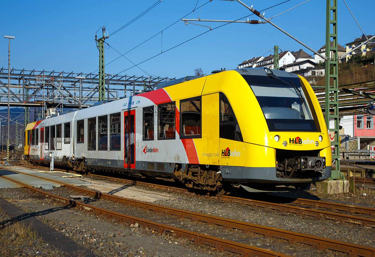 
Der VT 507 (95 80 1648 107-8 D-HEB / 95 80 1648 607-7 D-HEB) ein Alstom Coradia LINT 41 der neuen Generation / neue Kopfform der HLB (Hessische Landesbahn GmbH) ist am 27.02.2016 beim Bahnhof Finnentrop abgestellt.