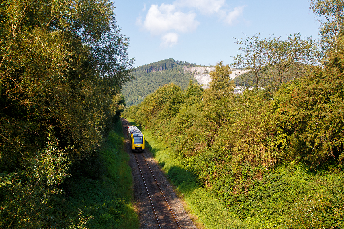 
Der VT 507 (95 80 1648 107-8 D-HEB / 95 80 1648 607-7 D-HEB) der HLB (Hessische Landesbahn GmbH), ein Alstom Coradia LINT 41 der neuen Generation, hat am 03.09.2017 Herdorf verlassen und erreict bald den Hp Struth�tten.  Er f�hrt als RB 96  Hellertalbahn  die Verbindung Betzdorf - Herdorf - Neunkirchen - Haiger - Dillenburg.