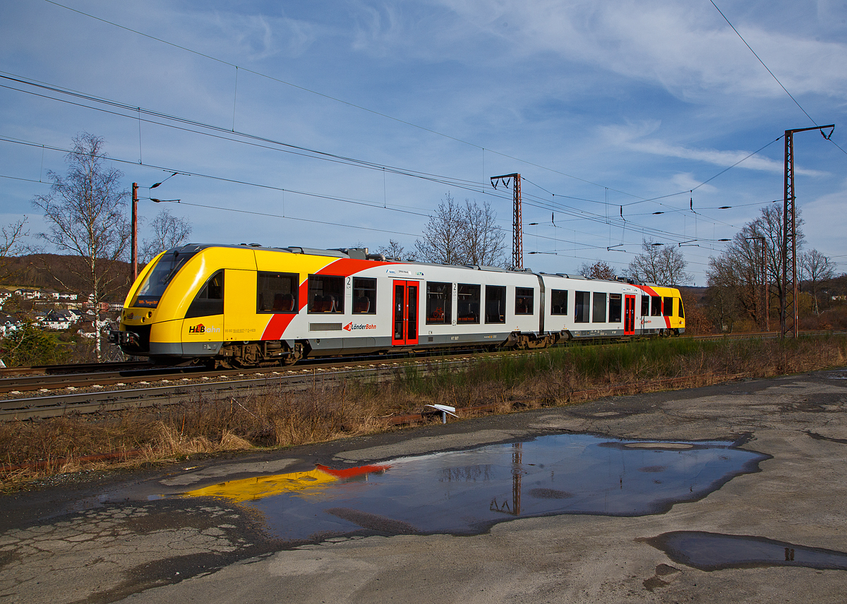 Der VT 507 (95 80 1648 107-8 D-HEB / 95 80 1648 607-7 D-HEB) der HLB (Hessische Landesbahn GmbH), ein Alstom Coradia LINT 41 der neuen Generation, fährt am 12.02.2022, als RB 95  Sieg-Dill-Bahn  Dillenburg - Siegen, von Rudersdorf (Kr. Siegen) weiter in Richtung Siegen. Nächster Halt ist Siegen Hbf. 