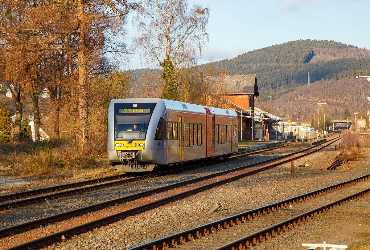 
Der VT 526 128 (95 80 0646 428-2 D-HEB / 95 80 0946 928-8 D-HEB / 95 80 0946 428-9 D-HEB) ein Stadler GTW 2/6 der HLB (Hessische Landesbahn GmbH), ex VT 128 der vectus, fährt am 13.03.2016 vom Bahnhof Herdorf, als RB 96  Hellertalbahn  (Dillenburg - Haiger - Herdorf - Betzdorf), weiter in Richtung Betzdorf/Sieg. 

Nochmals einen lieben Gruß an den freundlichen Tf zurück.