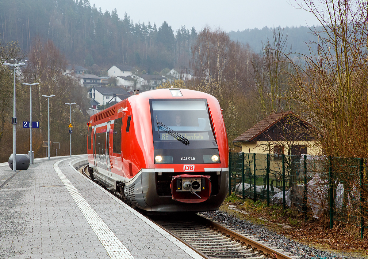 Der VT 641 029 „Neuenmarkt-Wirsberg“ (95 80 0641 029-3 D-DB), ein Alstom Coradia A TER Dieseltriebwagen besser bekannt als „Wal“ der DB Regio, als RE (Main-Saale-Express) nach Lichtenfels, am 28.03.2016 bei der Einfahrt im Bahnhof Trebgast.

Nochmals einen lieben Gru� an den netten Triebfahrzeugf�hrer.