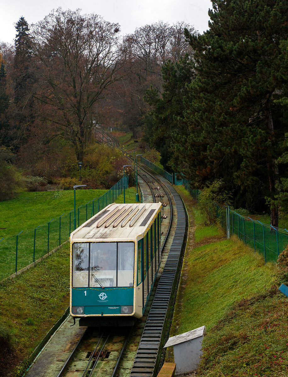 Der Wagen 1 der Petřín-Standseilbahn (Standseilbahn Prag) am 23.11.2022 auf Bergfahrt von der Talstation Újezd nach Petřín (auf den Laurenziberg). 


Die Petřín-Standseilbahn (tschechisch (pozemní) lanová dráha na Petřín oder kürzer lanovka na Petřín) ist eine regelspurige Standseilbahn, die in der tschechischen Hauptstadt Prag auf den südlich der Hradschins im westlichen Zentrum gelegenen Laurenziberg verkehrt. Die Eröffnung erfolgte im Jahre 1891, wie bei der ehemaligen Letná-Standseilbahn als meterspurige Wasserballastbahn. Anfangs war die Bahn als Laurenziberg-Drahtseilbahn bekannt, später auch als Petřín-Drahtseilbahn. Nach einer temporären Einstellung 1916 wurde sie ab 1932 nach Umbau elektrisch angetrieben und nach einer weiteren Betriebsunterbrechung 1965 von 1981 bis 1985 grundlegend modernisiert. Auf dem Petřín-Berg befindet sich neben diversen Parkanlagen und historischen Gebäuden der am selben Tag vom Klub Tschechischer Touristen (KČT) eröffnete Aussichtsturm Petřín der dem Pariser Eiffelturm nachempfunden ist.

TECHNISCHE DATEN (1932 bis heute):
Bauart: Eingleisig mit Abtscher Ausweiche
Spurweite: 1.435 mm (Normalspur)
Antriebsart: Elektrisch
Standort des Antriebs: An Bergstation
Max. Transportkapazität: 1.400 Personen/h
Länge Fahrstrecke: 511 m
Höhe Talstation (über NN):	178 m
Höhe Bergstation (über NN): 324 m
Höhenunterschied: 130,45 m
Max. Steigung: 298 ‰
Hersteller Antriebsanlage: ČKD (Českomoravská-Kolben-Daněk), Prag
Leistung Hauptantrieb: 106 kW
Anzahl Antriebsseile: 1 (+ 1 Bremsseil)
Durchmesser Zugseil: 35 mm
Max. Fahrgeschwindigkeit: 4,0 m/s (14,4 km/h)
Fahrzeit : 2,5 min
Anzahl Fahrzeuge: 2
Fassungsvermögen Fahrzeuge: 100 Personen
Hersteller Fahrzeuge: von 1932–1965 Ringhoffer-Werke/Prag-Smíchov, ab 1985 Vagonka Tatra Studénka auf Fahrgestellen von 1932
Hersteller der Bahn: Škoda/Plzeň
