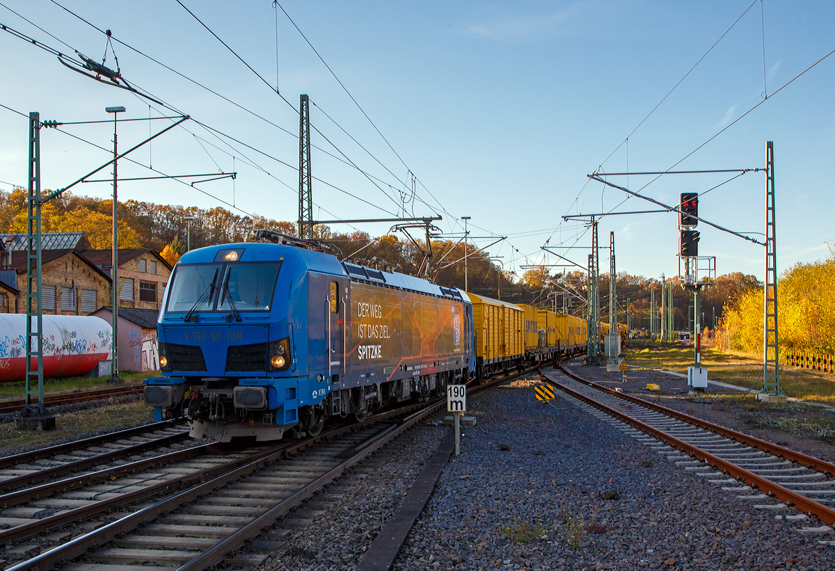 Der Weg ist das Ziel.....
Siemens „Smartron“ 192 007-3 / E 192-SP-100 (91 80 6192 007-3 D-SGL) der SPITZKE SE (Großbeeren), verlässt mit einem sehr langen Bauzug den Rbf Betzdorf (Sieg) und fährt durch den Bahnhof in Richtung Siegen.

Der Zug bestand aus einigen Güterwagen (Bauwagen mit Container), einigen Materialförder- und Siloeinheiten MFS 100 und der über 198 m langen Plasser & Theurer Planumssanierungs- und Reinigungsmaschine RPM-RS-900 „Katharina die Große“, Schweres Nebenfahrzeug Nr. D-SPAG 99 80 9415 004 – 1 (ex 97 19 35 501 18-1).  Wie die Lok, gehören alle Wagen und Maschinen der SPITZKE.

Die Siemens Smartron wurde 2019 von Siemens in München unter der Fabriknummer 22588 gebaut und an die BBL Logistik geliefert.

Die SLG SPITZKE LOGISTIK GmbH setzt die Elektrolokomotive des Typs „Smartron“ für vielfältigen Logistikaufgaben von Bahnbaustellen und für Schienentransporte jeglicher Art im innerdeutschen Güterverkehr ein. Die Leistungsmerkmale der E-Lok sind genau auf die Bedürfnisse von Transportaufgaben ausgerichtet. Vom Hersteller Siemens Mobility wurde der Smartron im März 2018 für den deutschen Markt vorgestellt. Seine leistungsstarken, in der Produktfamilie Vectron erprobten Komponenten garantieren eine hohe Betriebssicherheit und langfristige Zuverlässigkeit. Der Smartron ist die erste Elektrolokomotive im SPITZKE-Technikpark.