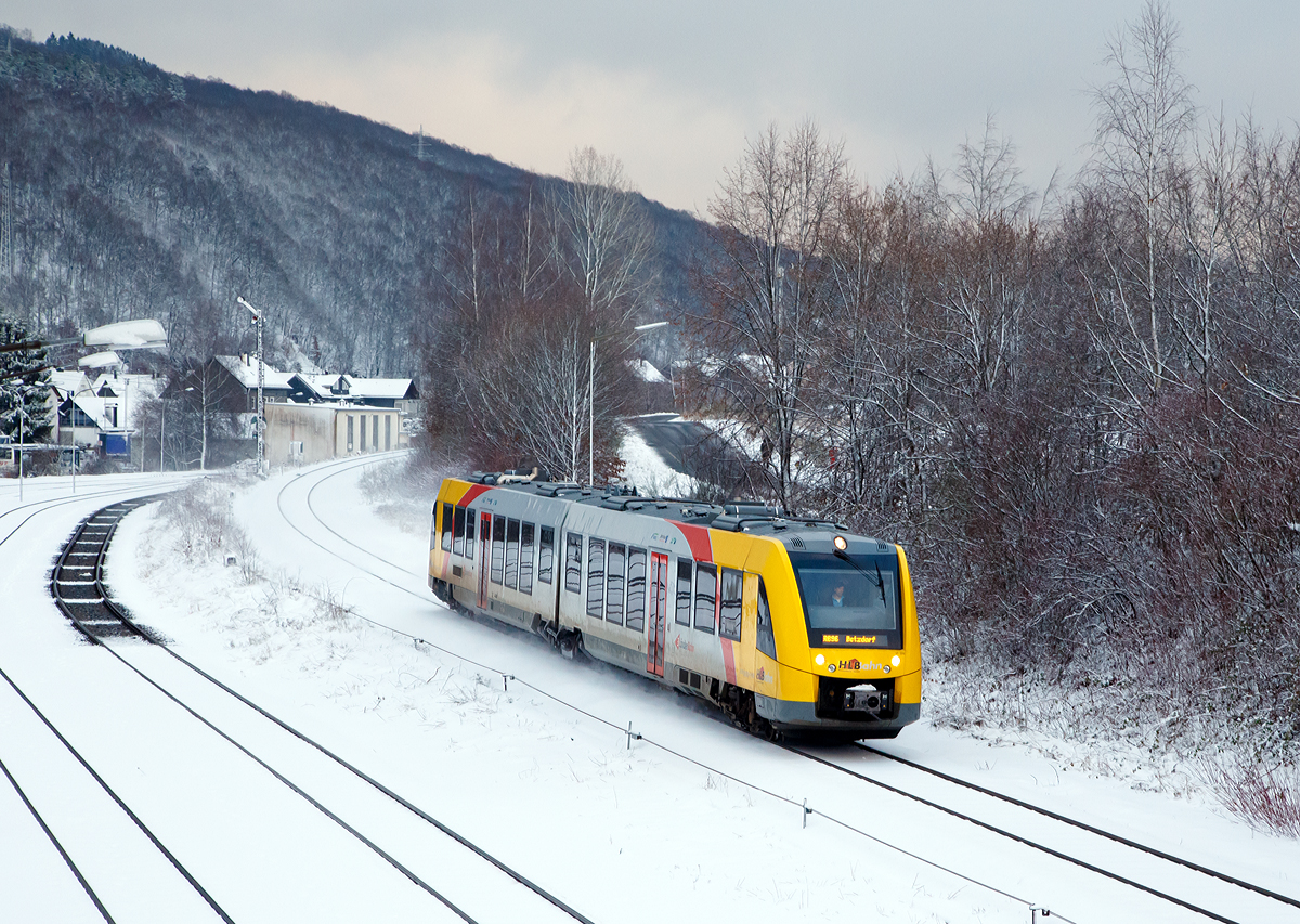 
Der Winter ist nun auch im Hellertal angekommen....

Der VT 504 ein Alstom Coradia LINT 41 der neuen Generation (95 80 1648 104-5 D-HEB / 95 80 1648 604-4 D-HEB) der HLB (Hessische Landesbahn GmbH) fährt am 08.01.2017, als RB 96  Hellertalbahn  (Neunkirchen - Herdorf - Betzdorf), Umlauf 61776,  und erreicht bald den Bahnhof Herdorf.