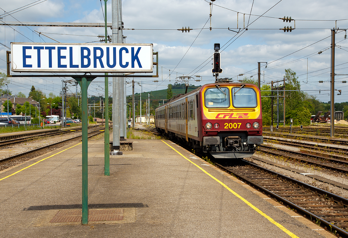 
Der  Z2  CFL Elektotriebwagen Z 2007 erreicht am 14.05.2016 von Diekirch den Bahnhof Ettelbrück (luxemburgisch Ettelbréck, französisch Ettelbruck).