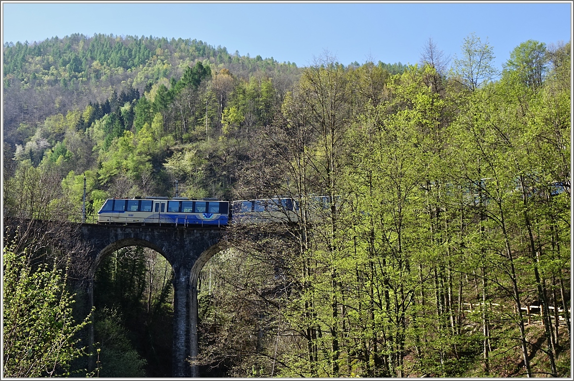 Der Zug D 47 P auf der Fahrt von Domodossola nach Locarno auf dem Rio Graglia Viadukt.
(14.04.2014)