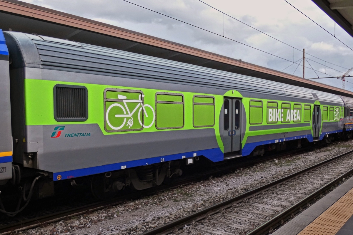 Der zum Fahrradwagen umgebaute Personenwagen, h�ngt bei den Z�gen die ich gesehen habe ist direkt hinter der Lok positioniert, so wie hier in Triest. 05.05.2025