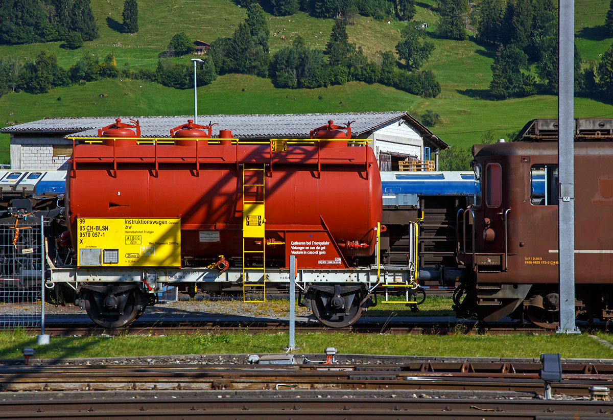 Der zweiachsige BLS Instruktionswagen Oelwehr ZfW (Kesselwagen bzw. Zisternenwagen), X 99 85 9570 057 - 1 CH – BLSN, ex BLS X 40 63 94 07 057, der BLS Netz AG abgestellt am 08.09.2021 beim Bahnhof Frutigen im Berner Oberland, aufgenommen aus einem Zug heraus.

TECHNISCHE DATEN (laut Anschriften):
Baujahr: 1947
Spurweite: 1.435 mm (Normalspur)
L�nge �ber Puffer: 8.340 mm
Achsabstand: 4.500 mm
Eigengewicht: 11.900 kg
Max. Ladegewicht: 20 t (ab Streckenklasse A)
Max. Volumen: 25.000 l
Bremse: Dr (Drolshammer-Bremse)
