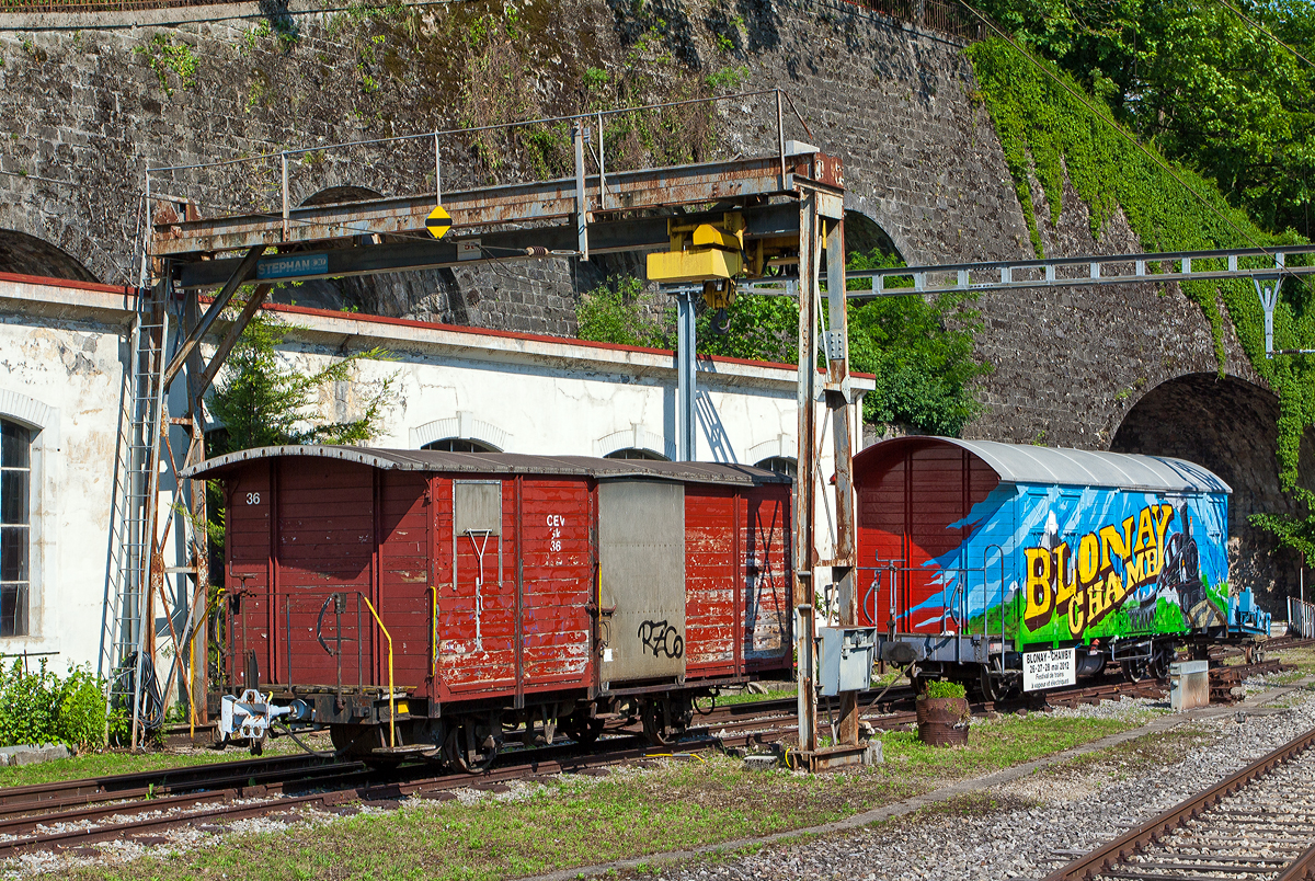 Der zweiachsige gedeckte G�terwagen CEV Gk 36, ex K 36, der Chemins de fer �lectriques Veveysans (heute MVR - Transports Montreux–Vevey–Riviera) ist am 26.05.2012 beim Bahnhof Vevey abgestellt. Rechts dahinter steht der vierachsige gedeckte G�terwagen K 672 der Werbewagen der Museumsbahn Blonay-Chamby. 

Der zweiachsige CEV Gk 36 Wagen mit einer offenen Plattform wurde 1905 von SWS (Schweizerische Wagons- und Aufz�gefabrik AG) gebaut.

TECHNISCHE DATEN (CEV Gk36):
Typ: K2
Baujahr: 1905
Hersteller: SWS
Spurweite: 1.000 mm (Meterspur)
Achsanzahl: 2 
Eigengewicht: 6.100 kg
Nutzlast: 10.000 kg

Der urspr�ngliche Wagen mit einer offenen Plattform GMF K 672 (der Werbewagen der Museumsbahn Blonay-Chamby) wurde 1919 von SWS (Schweizerische Wagons- und Aufz�gefabrik AG) gebaut und 1955 von den Werkst�tten der GMF (Chemins de fer fribourgeois Gruy�re–Fribourg–Morat) selbst, unter Verwendung von Teilen des OM 930, umgebaut. Im Jahr 2012 ging er von der tpf (Transports publics fribourgeois) an die Museumsbahn.

TECHNISCHE DATEN (GMF K 672):
Typ: K4
Baujahr: 1919 / 1955
Hersteller: SWS / GMF
Spurweite: 1.000 mm (Meterspur)
Achsanzahl: 4 (Achsfolge 2'2')
L�nge �ber Puffer: 10.390 mm
Rahmenl�nge: 9.390 mm
Drehzapfenabstand: 5.300 mm
Achsabstand im Drehgesell: 1.200 mm
Eigengewicht: 9.800 kg
Nutzlast: 15.000 kg

