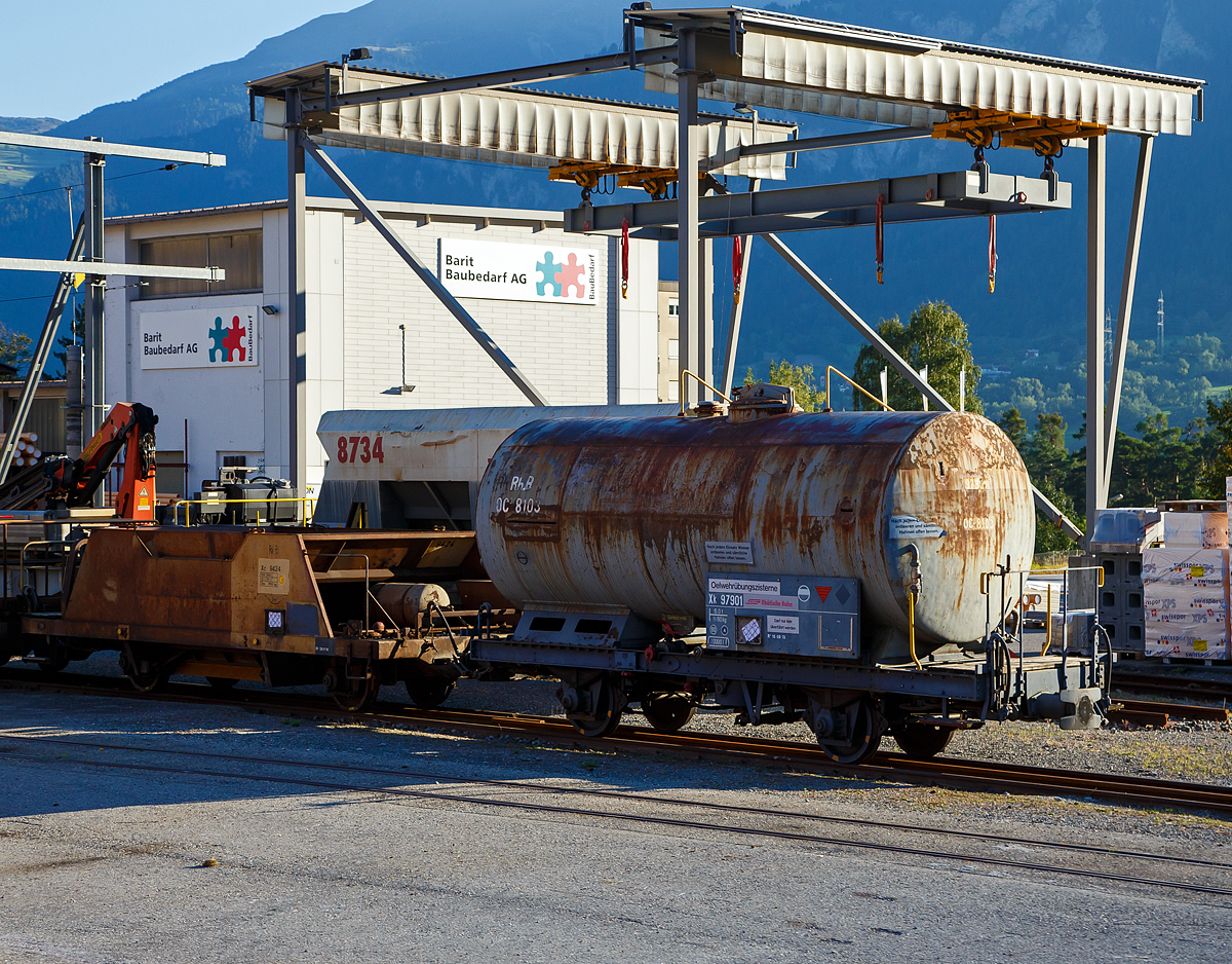 Der zweiachsige Schmalspur Kesselwagen (Zisternenwagen) mit einer offenen Plattform Xk 979 01 (�lwehr�bungszisterne), ex P 10070 (Privatwagen), ex RhB OC� 8103, ex Uh 8103, ex Oz 8103, Baujahr 1928, abgestellt am 06.09.2021 im Bahnhof Thusis (aufgenommen aus einem Zug heraus).

TECHNISCHE DATEN:
Spurweite: 1.000 mm
L�nge �ber Puffer: 7.790 mm 
Eigengewicht: 8.180kg
Ladegewicht:  15,0 t
Ladevolumen: 20.000 Liter
Zul. H�chstgeschwindigkeit: 60 km/h