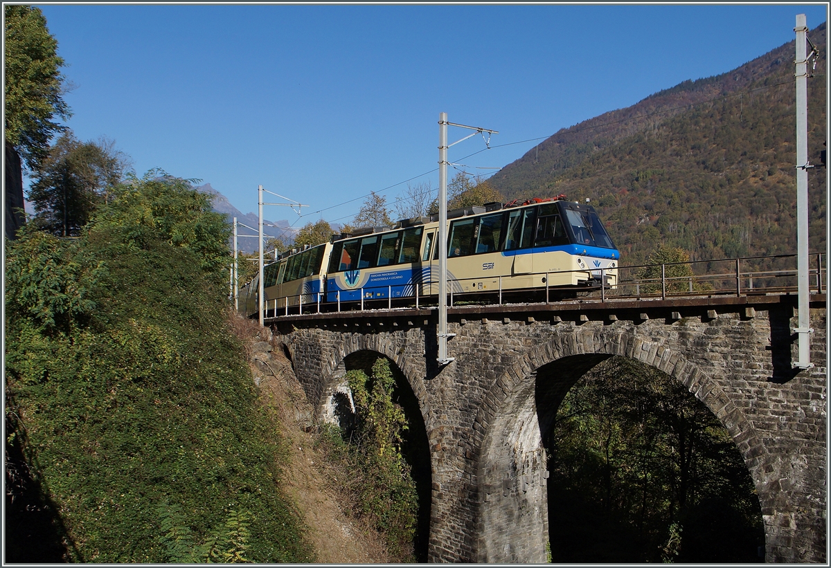 Der zweite des Tages: Der SSIF  Treno Panoramico Vigezzo Vision  D 47 P unterwegs von Domossola nach Locarno auf dem Rio Graglia Viadukt.
31. Okt. 2014