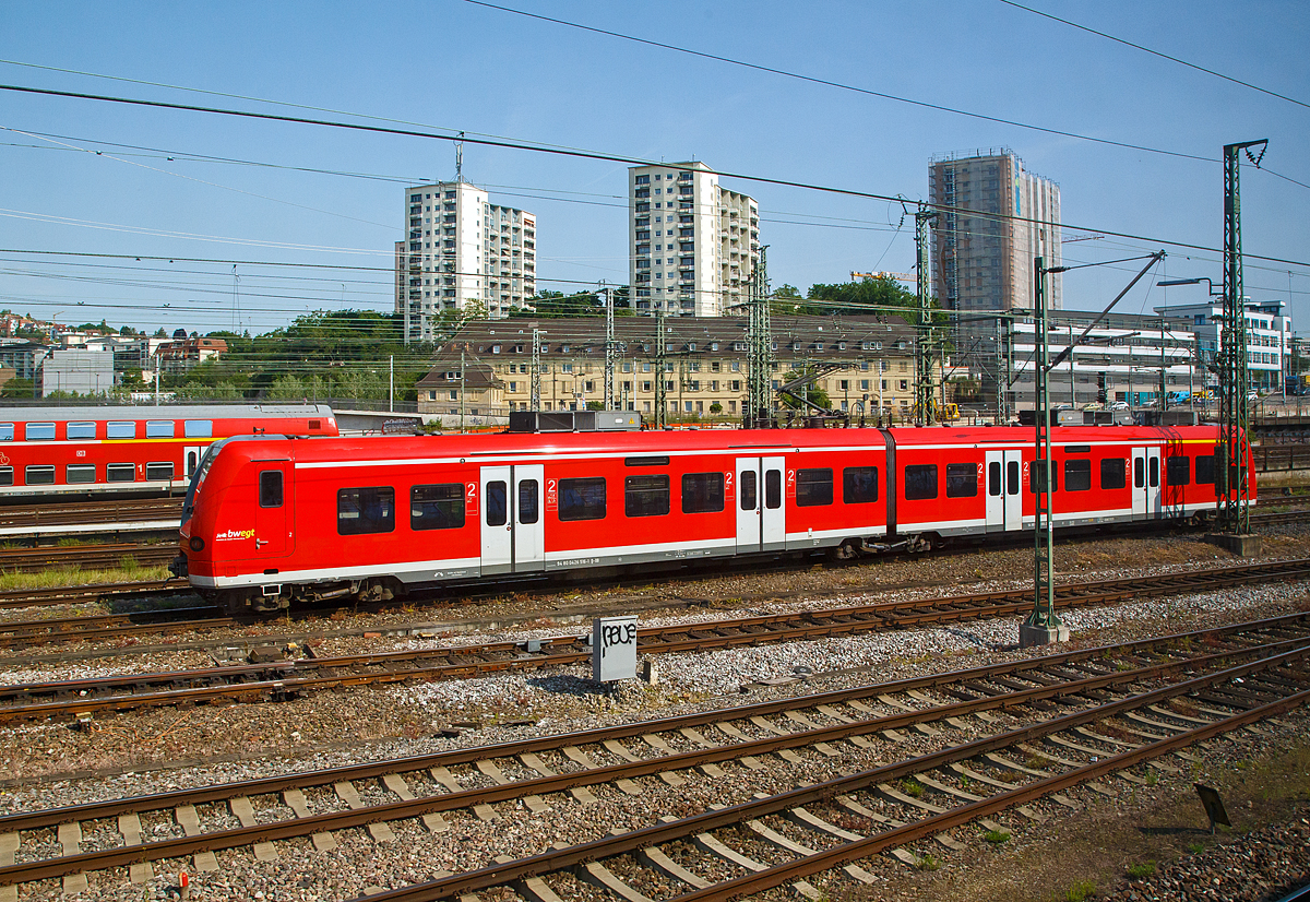 Der zweiteilige DB Babyquietschie 426 516-1 / 426 016-2 (94 80 0426 516-1 D-DB und 94 80 0426 016-2 D-DB) der DB Regio steht am 04.06.2019 bei Stuttgart (aufgenommen aus einem Zug).

Der zweiteilige ET wurde 2001 von Deutsche Waggonbau AG im Werk Halle-Ammendorf unter den Fabriknummern 6/516/2 und 6/016/1 gebaut.

Für Strecken mit schwächerem Fahrgastaufkommen und zur bedarfsgerechten Verstärkung von 425ern wurde die zweiteilige Baureihe 426 beschafft. Diese Triebzüge bestehen lediglich aus zwei Endwagen und sind nur 35 Meter lang. Sein Aussehen (kurz, rot und rechteckig mit „Henkel“ in der Mitte) trug ihm die Spitznamen Erdbeerkörbchen oder Babyquietschie ein. Bei diesen Fahrzeugen tritt bei Mehrfachtraktion die Problematik der sich aufschaukelnden Fahrleitung zu Tage: Werden drei oder vier Fahrzeuge gekuppelt gefahren, muss ihre Höchstgeschwindigkeit begrenzt werden, weil die Stromabnehmerabstände zu kurz sind. Die Fahrleitung bildet eine geschwindigkeitsabhängige Welle, bei der der mittlere oder letzte Stromabnehmer den Kontakt verlieren kann.