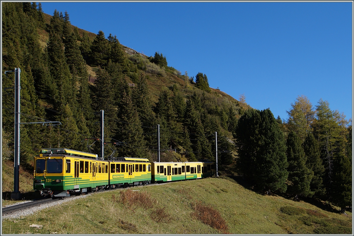 Der zweitiige WAB Triebwagen N° 131 schieb sein Bt Richutng Kleine Scheidegg. 
9. Okt. 2014