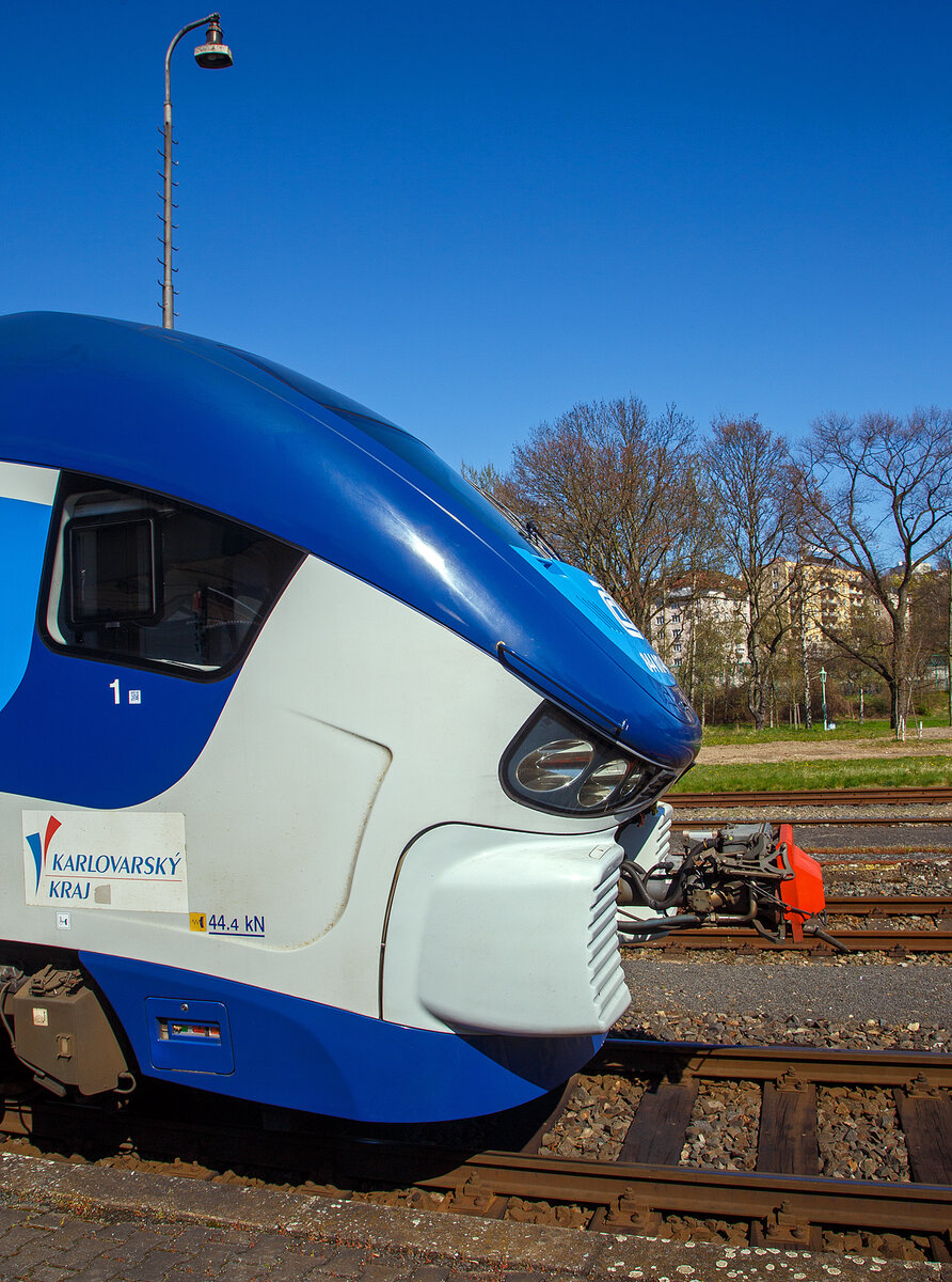 Designstudie / Detailbild des ČD „RegioShark“  844 017-4 (CZ-ČD 95 54 5 844 017-4), ein Dieseltriebzug vom Typ PESA LINK II (Pesa 223M), am 19.04.2023 im Bahnhof Karlovy Vary doln� n�dra�� (Karlsbad unterer Bahnhof). 