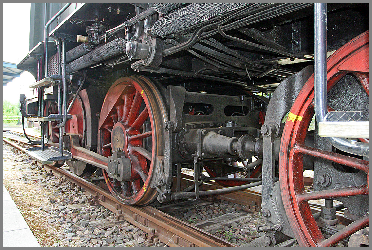 
Detail der E 71 19, ex preußische EG 519 Halle, am 14.06.2014 im DB Museum Koblenz-Lützel. 

Blick auf ein Drehgestell, zwischen den beiden Achsen Motor und Getriebe von dem aus die Kraftübertragung durch die Kuppelstangen geschieht. Beide Triebdrehgestelle sind mittels einer Kupplung beweglich miteinander verbunden. Die Zugkraftübertragung erfolgt über die Drehgestelle und die verbindende Kupplung, und nicht über den Lokrahmen/-kasten.