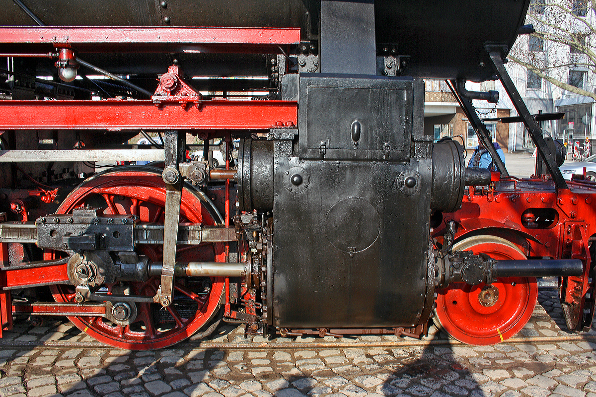 
Detail der G�terzug-Dampflokomotive 52 4867 der HEF, ex GKB 152.4867 (Graz-K�flacher Eisenbahn- und Bergbaugesellschaft), ex �BB 152.4867, ex DR 52 4867, aufgenommen am Fahrtag der Historische Eisenbahn Frankfurt e.V. am 30.01.2011 auf der Frankfurter Hafenbahn am Mainufer. 
