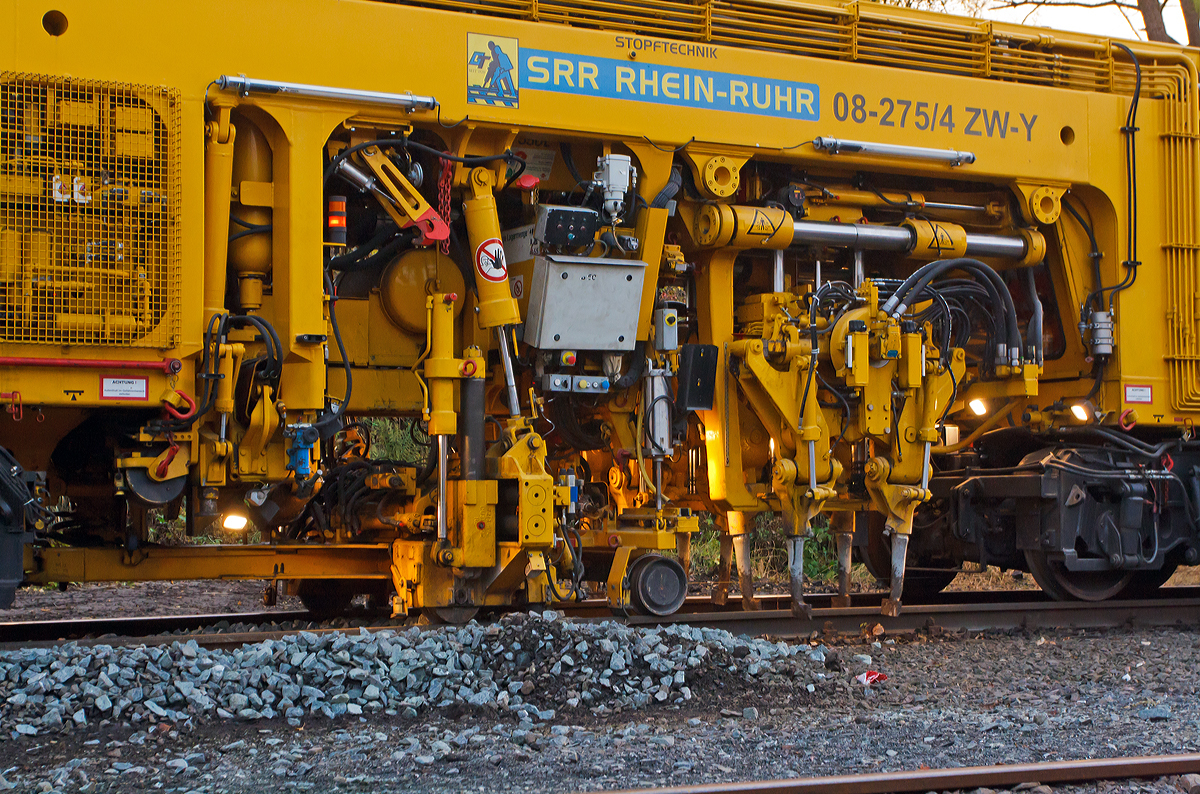 
Detail der Plasser & Theurer der Zweiwegestopfmaschine Typ Plassermatic 08-275/4 ZW-Y (Schweres Nebenfahrzeug Nr. 99 80 9824 001-8 D-WG) der WALTER GASTHAUS Gleis- und Tiefbau GmbH & Co. KG aus Duisburg (SRR Rhein-Ruhr), hier am 10.11.2014 in Herdorf.