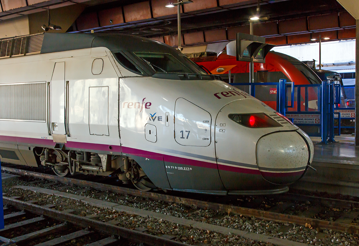 
Detailansicht vom AVE Tz 17 der RENFE am 27.03.2015 im Bahnhof Marseille-Saint-Charles.